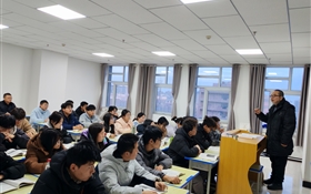 校長李海軍深入聯(lián)系班級(jí)、宿舍、課堂與學(xué)生談?chuàng)?dāng)、話成長